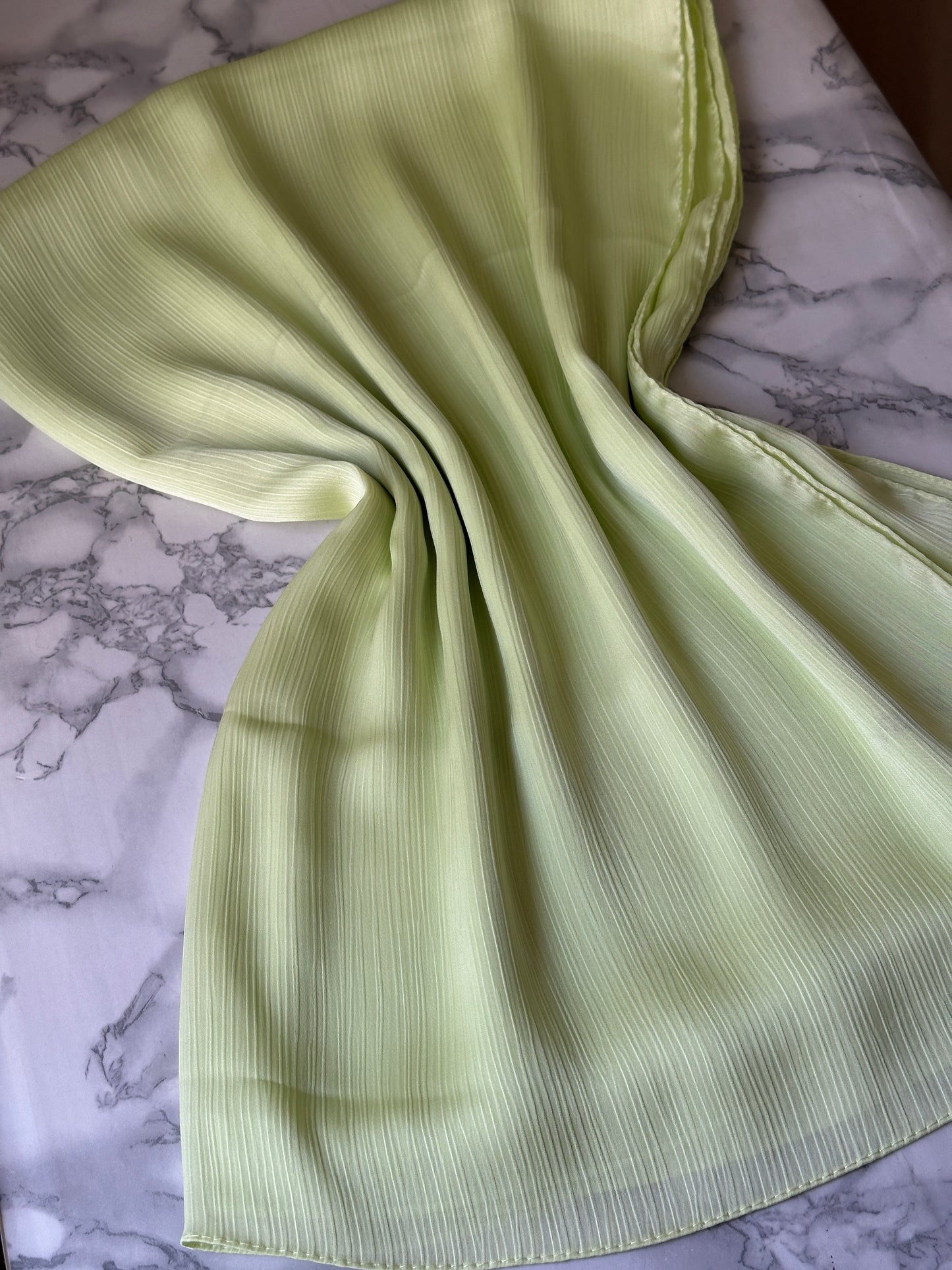 Foulard crèpe plissée satiné uni