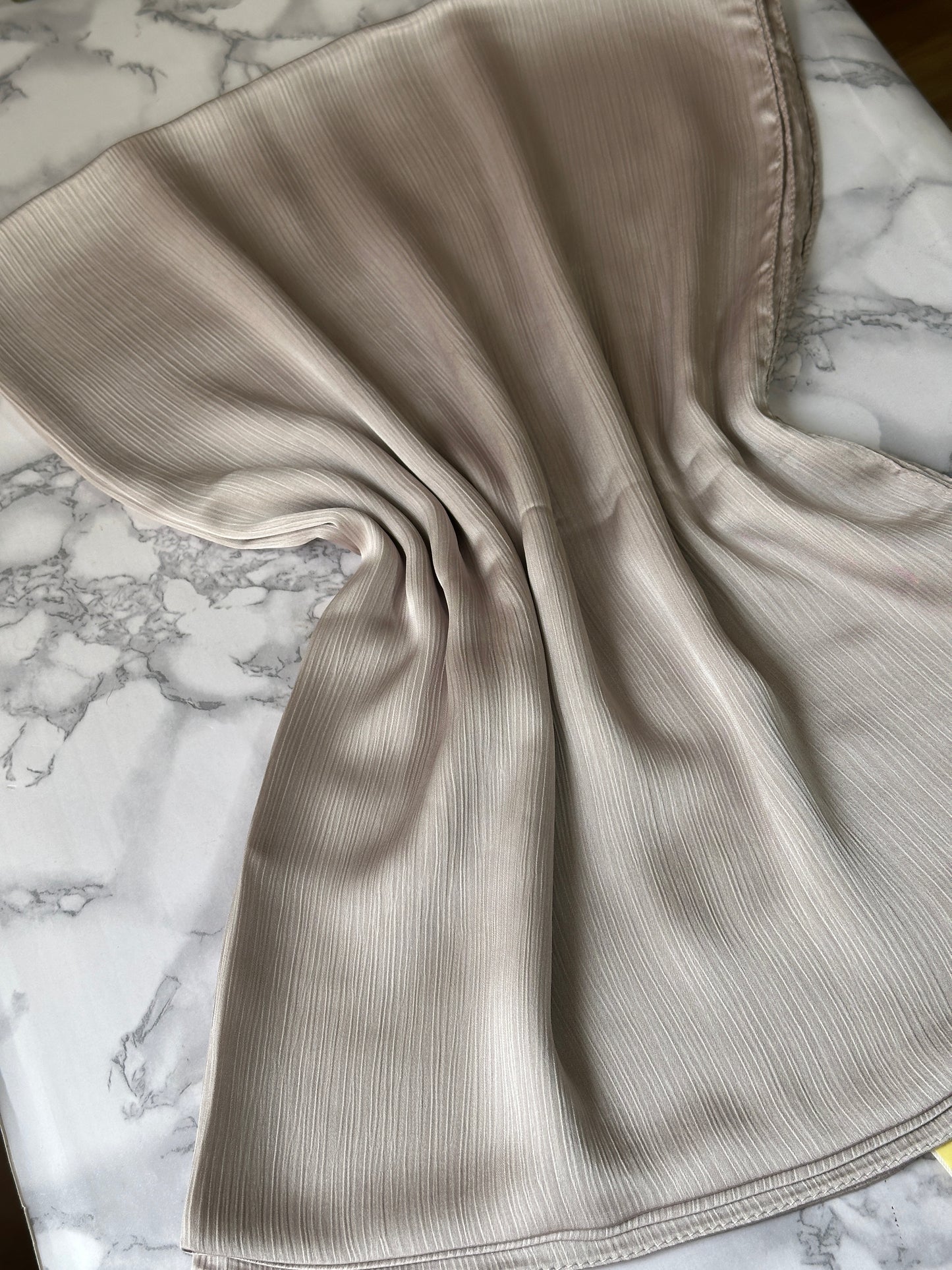 Foulard crèpe plissée satiné uni
