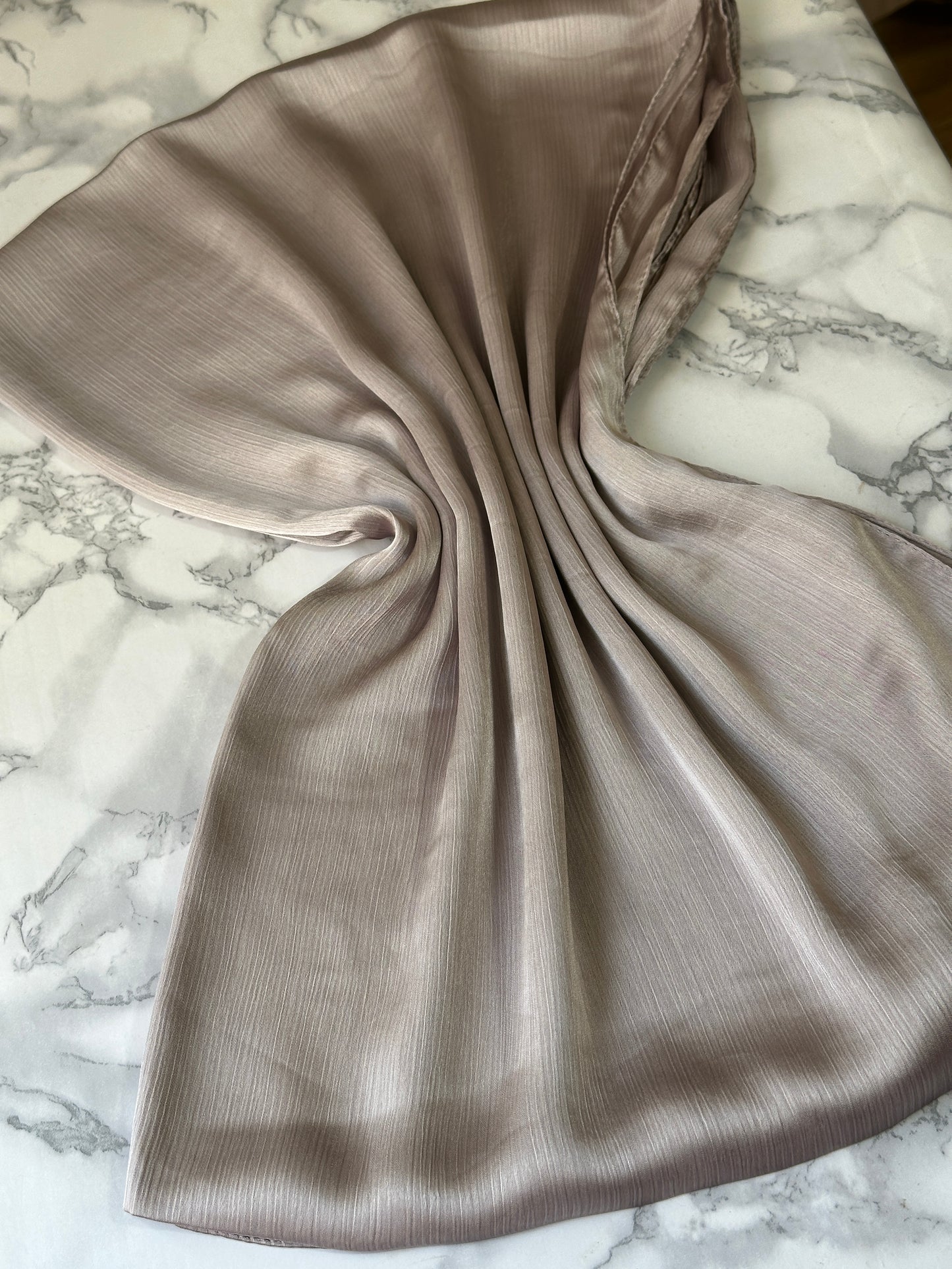 Foulard crèpe plissée satiné uni
