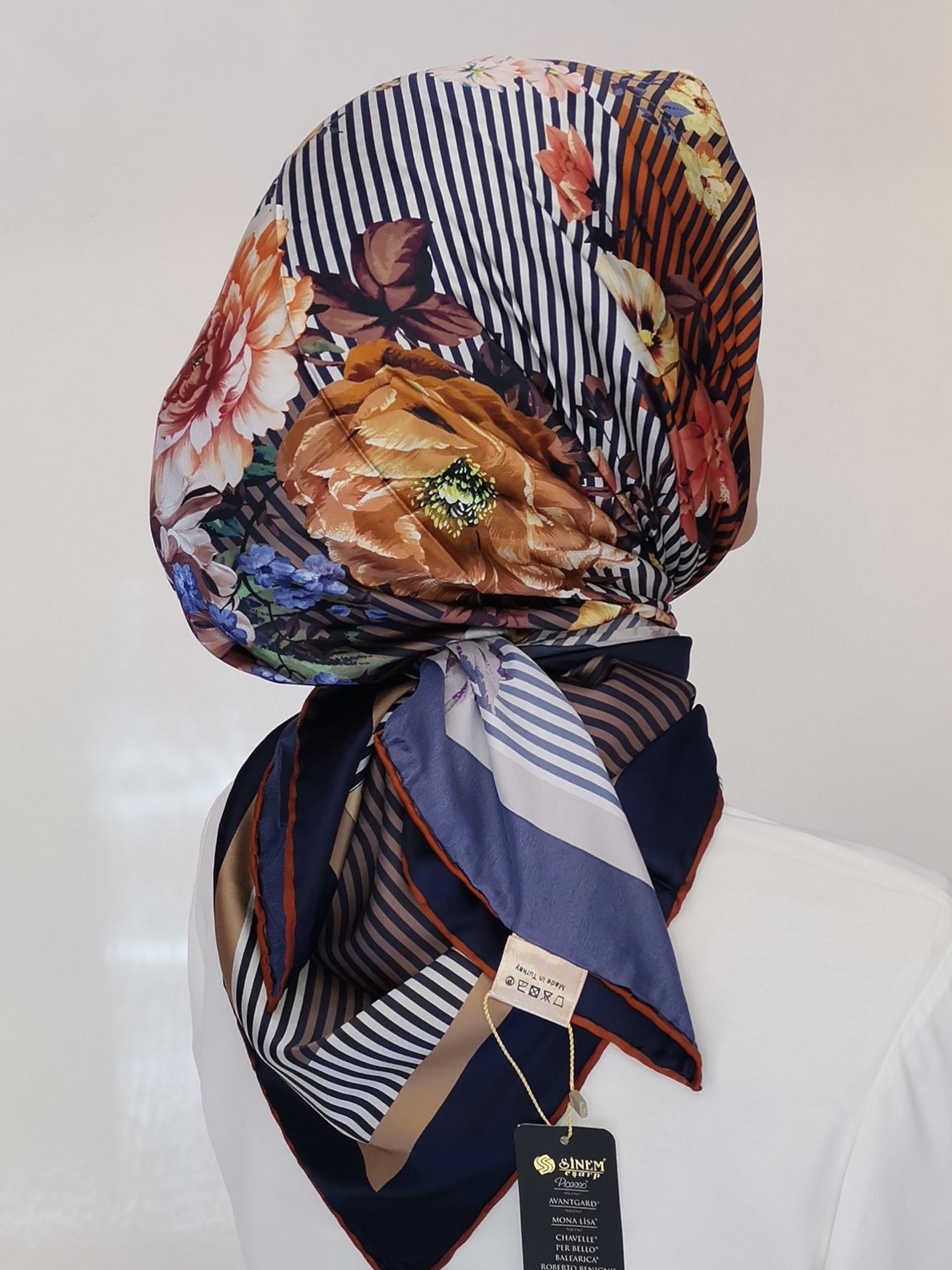 Foulard carré satin modéle 06