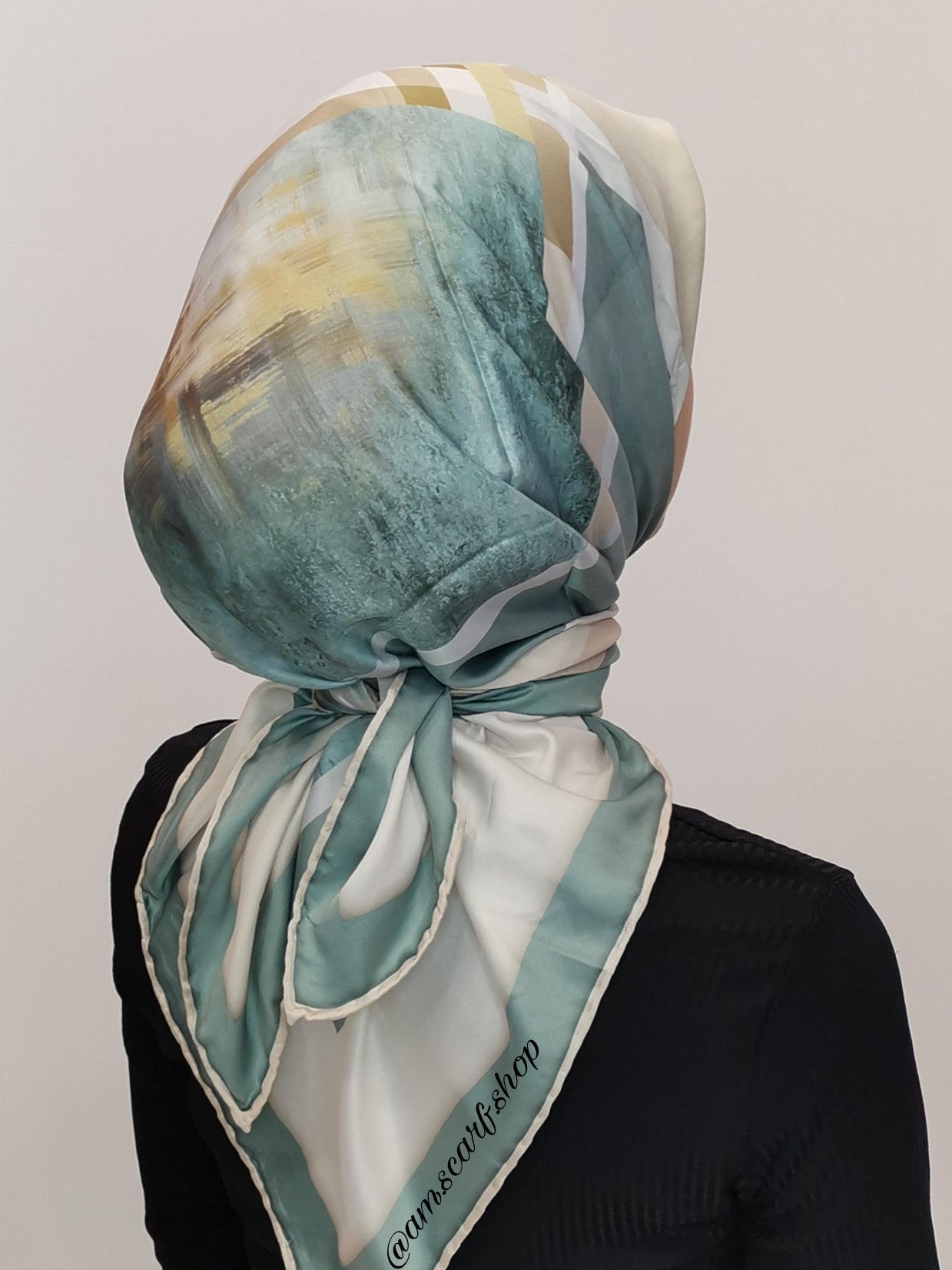 Foulard carré satin modéle 07